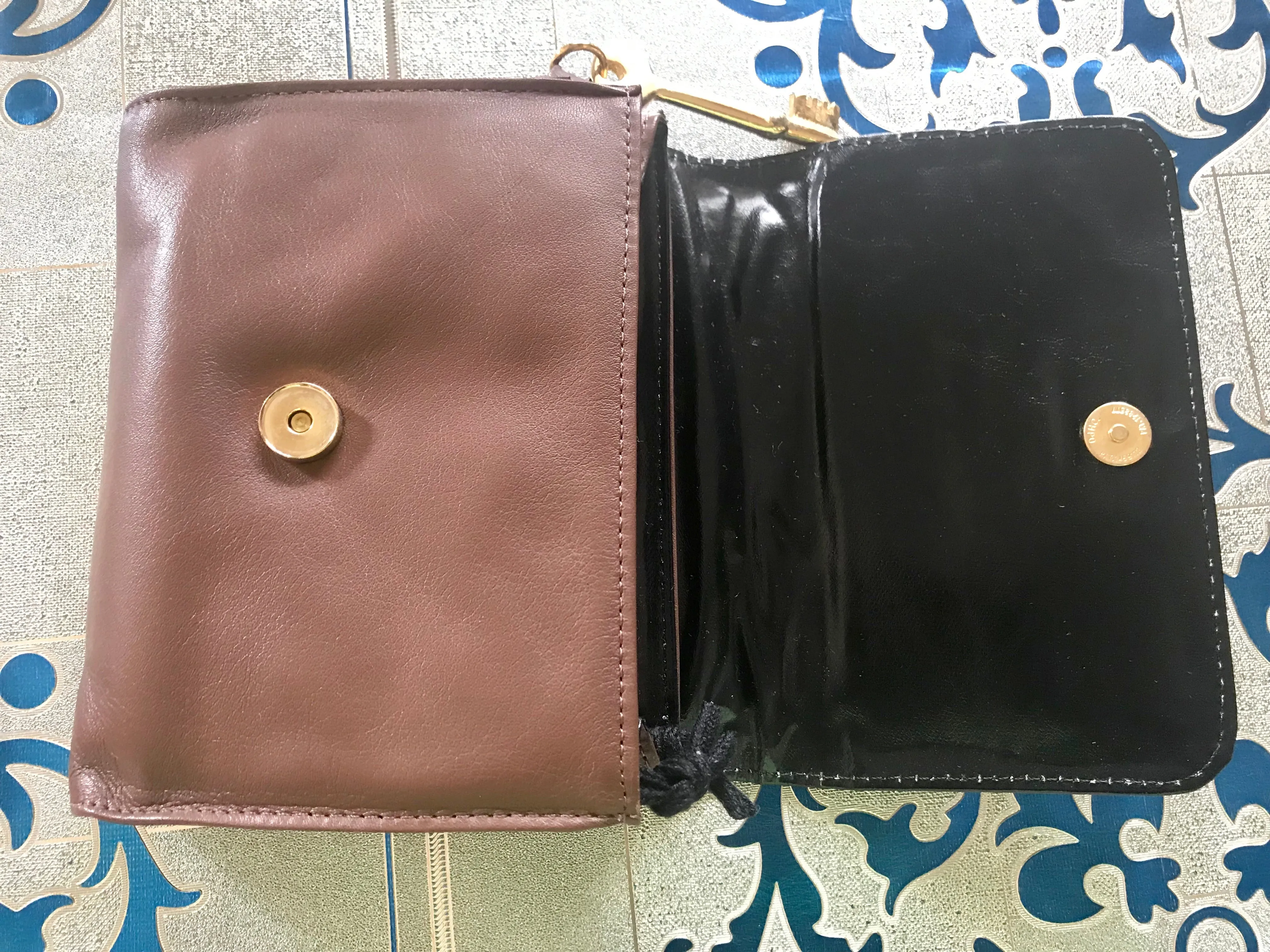 Vintage MOSCHINO brown leather purse, can be fanny bag, clutch bag with large golden heart and key motifs. So chic and mod