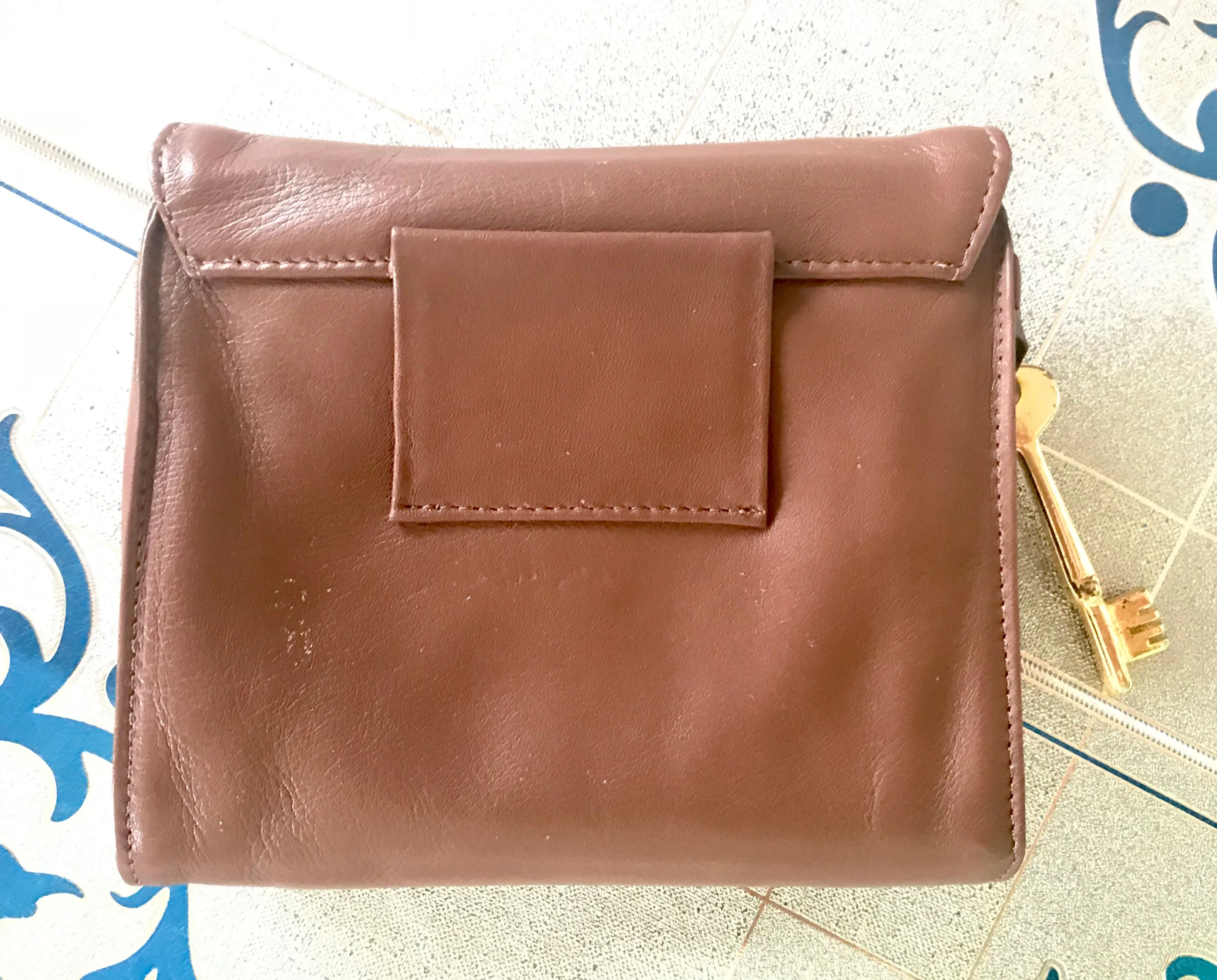 Vintage MOSCHINO brown leather purse, can be fanny bag, clutch bag with large golden heart and key motifs. So chic and mod