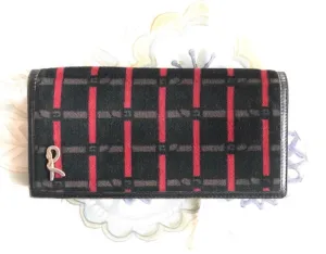 Vintage Roberta di Camerino black, brown and red bow pattern wallet with kiss lock coin room and a gold tone R charm. 050816f6