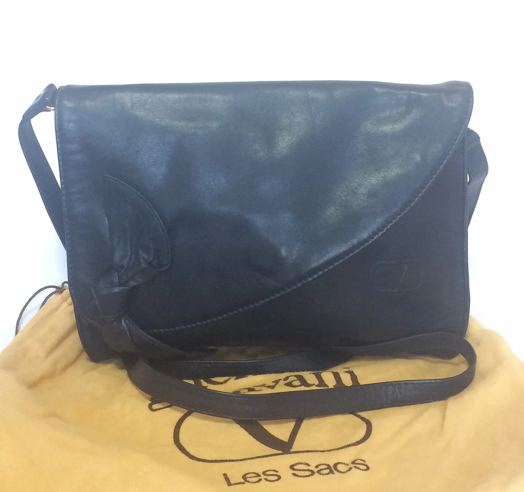Vintage Valentino Garavani, Black nappa leather clutch purse, shoulder bag with tied bow, ribbon and V logo motif at front. 060616r4